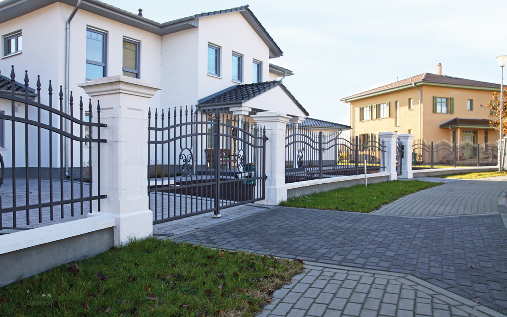 Realizacja: brama segmentowa LUX w nowoczesnej posesji